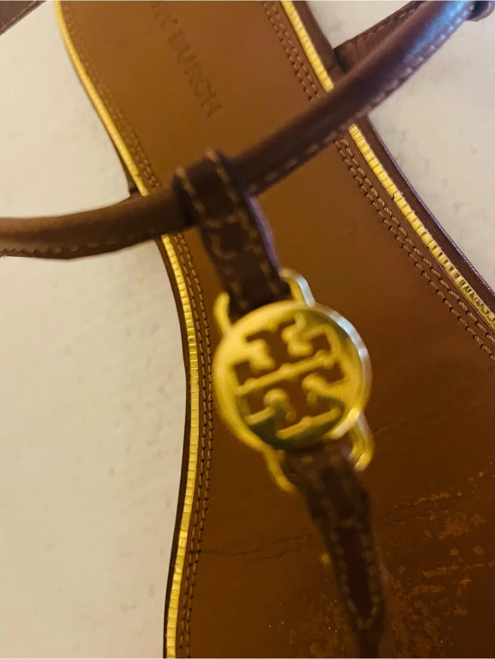 Tory Burch Emmy Tan Leather T Strap Thong Flat Sandals with Gold Logo sz 9M - Picture 7 of 9